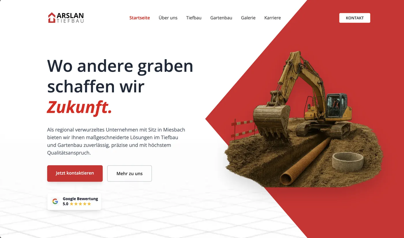 Startseite von Arslan Tiefbau: die Zeile „Wo andere graben schaffen wir Zukunft“ neben einem freigestellten Bagger auf rotem Grund, darunter das Google-Bewertungssiegel.