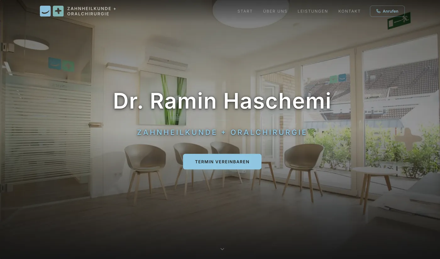 Startseite der Praxis Dr. Ramin Haschemi: ein bildschirmfüllendes Foto des Wartezimmers, darüber der Praxisname und die Schaltfläche „Termin vereinbaren“.